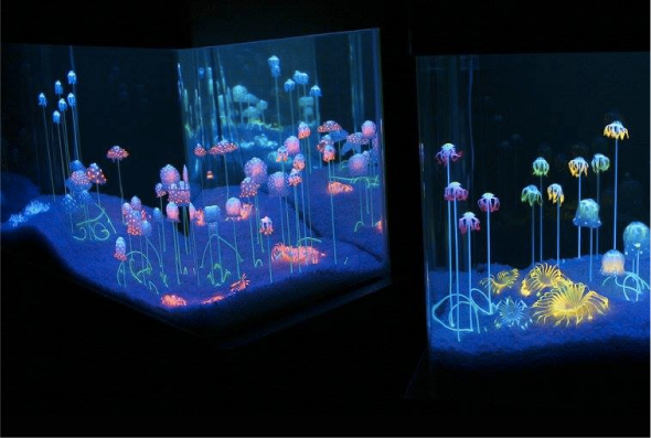 底から生えてきて揺れる浮遊体